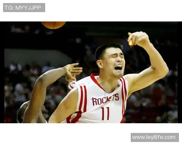 姚明秀投篮展现篮球魅力引发球迷热议与赞叹